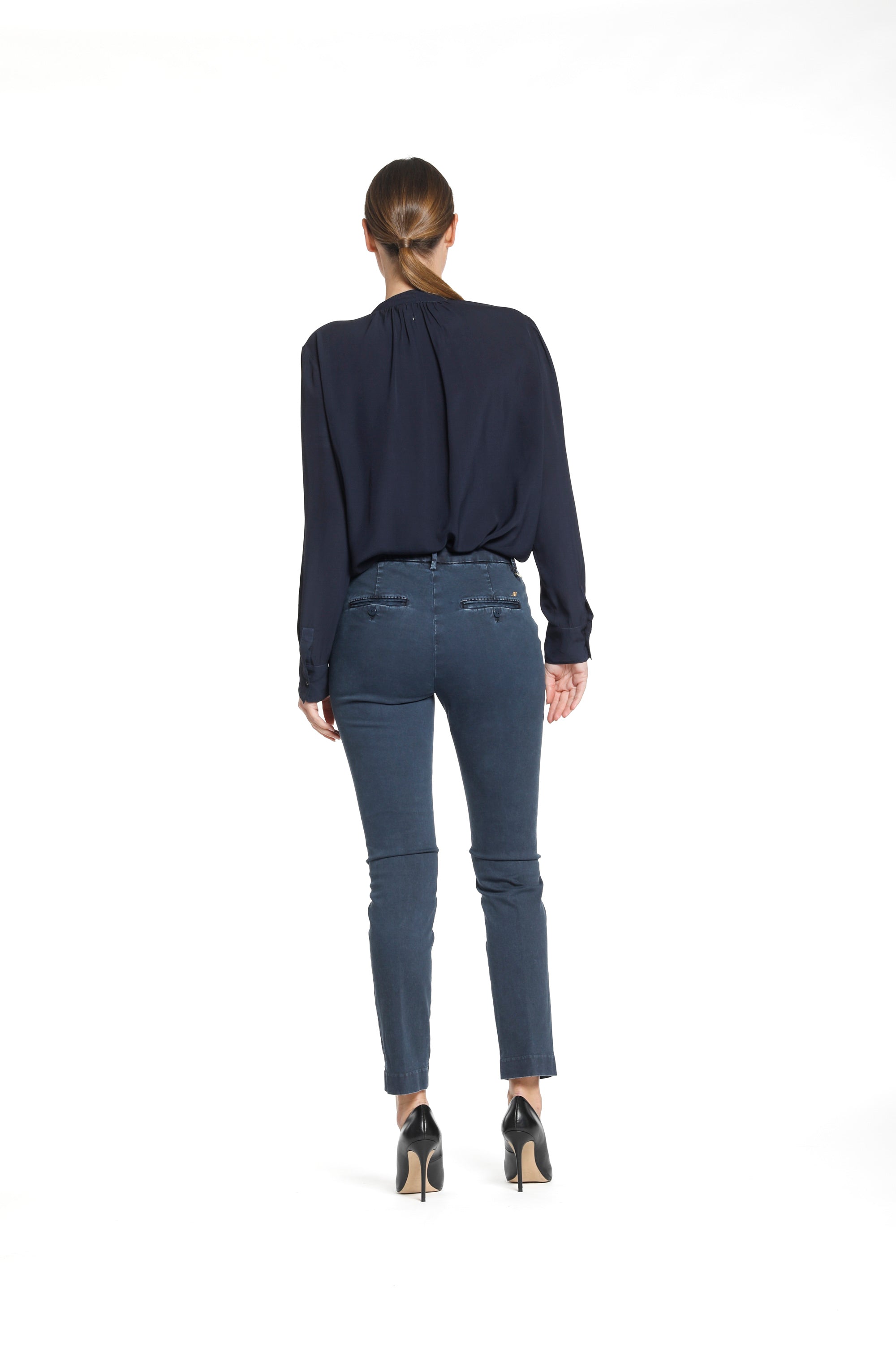 New York Slim Pantalon chino femme en satin coupe slim ①.