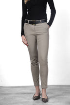 New York Slim Chinohose für Damen aus Satin mit slim fit ①

