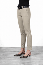 New York Slim pantalón chino de mujer en raso slim fit ①
