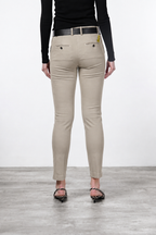 New York Slim pantalón chino de mujer en raso slim fit ①
