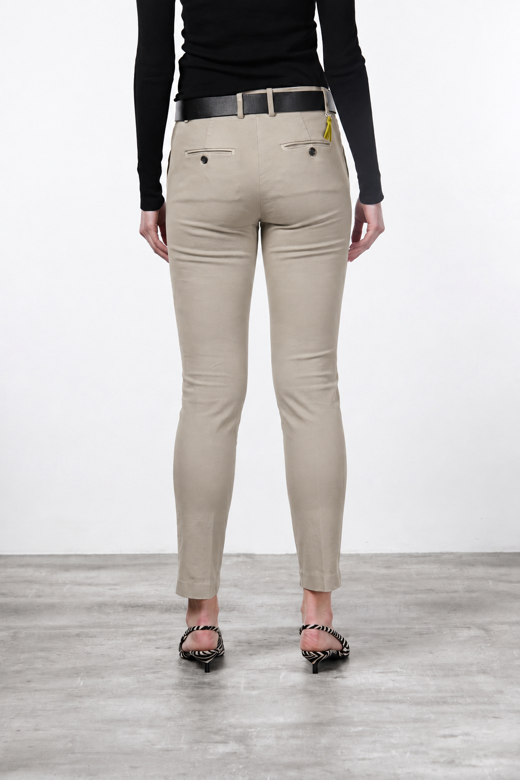 New York Slim pantalón chino de mujer en raso slim fit ①

