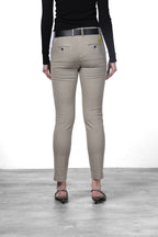 New York Slim Chinohose für Damen aus Satin mit slim fit ①
