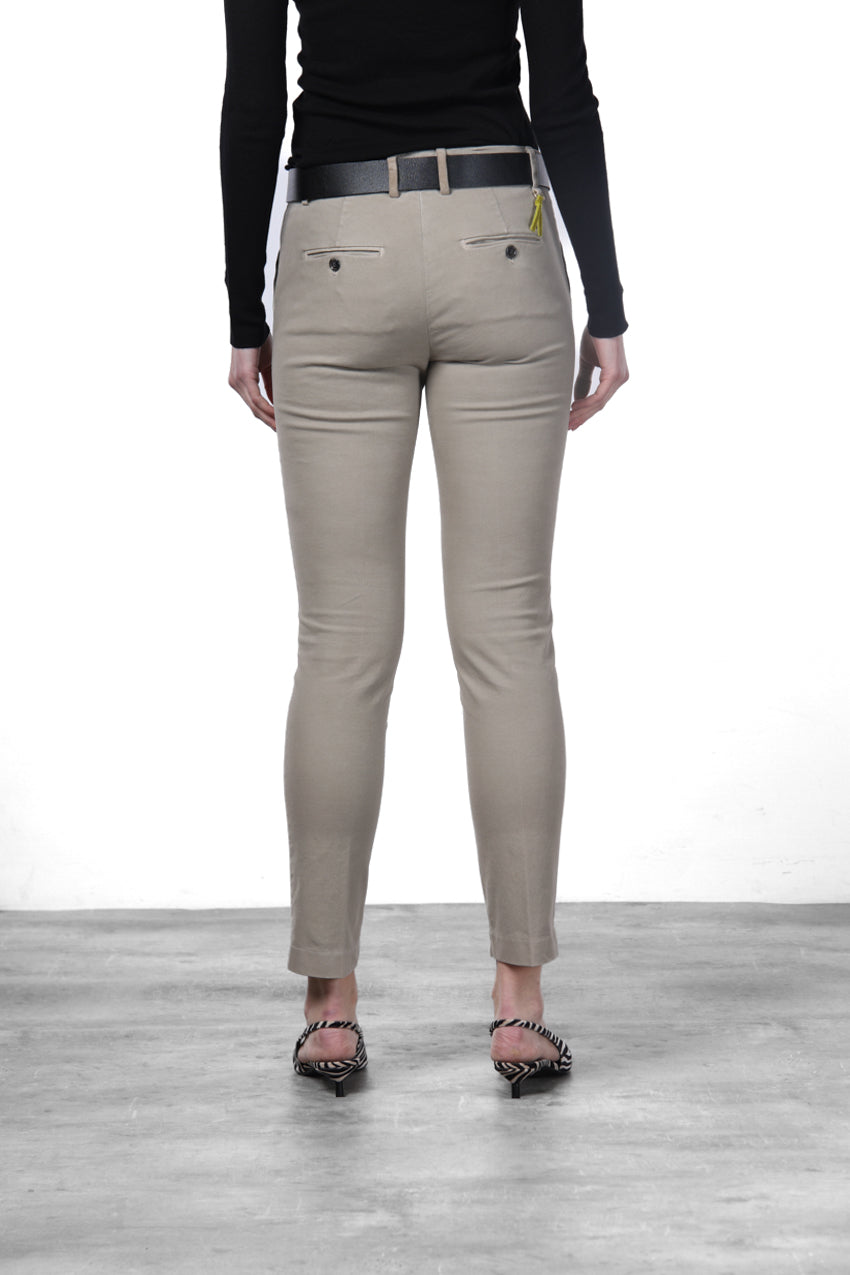 New York Slim Chinohose für Damen aus Satin mit slim fit ①
