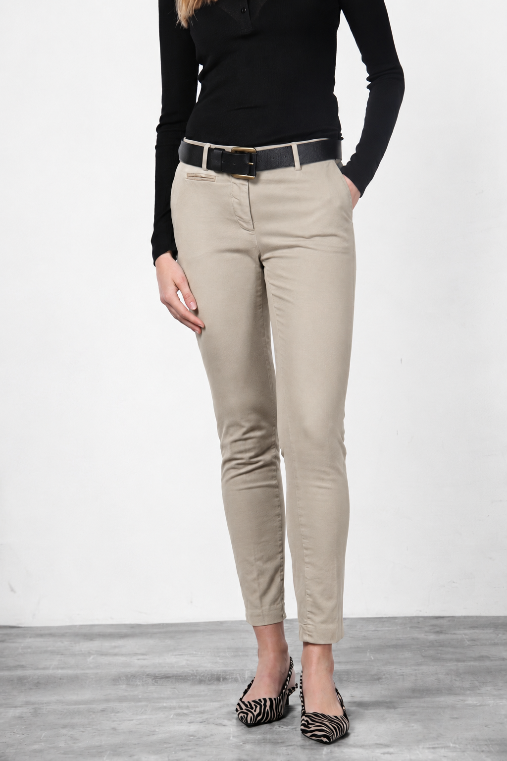 New York Slim pantalón chino de mujer en raso slim fit ①
