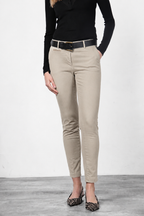 New York Slim pantalón chino de mujer en raso slim fit ①
