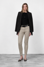 New York Slim pantalón chino de mujer en raso slim fit ①
