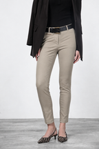New York Slim pantalón chino de mujer en raso slim fit ①
