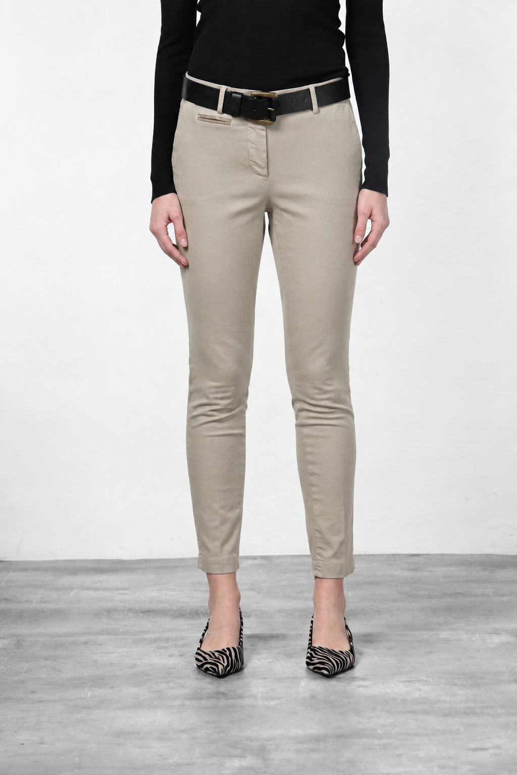 New York Slim pantalón chino de mujer en raso slim fit ①
