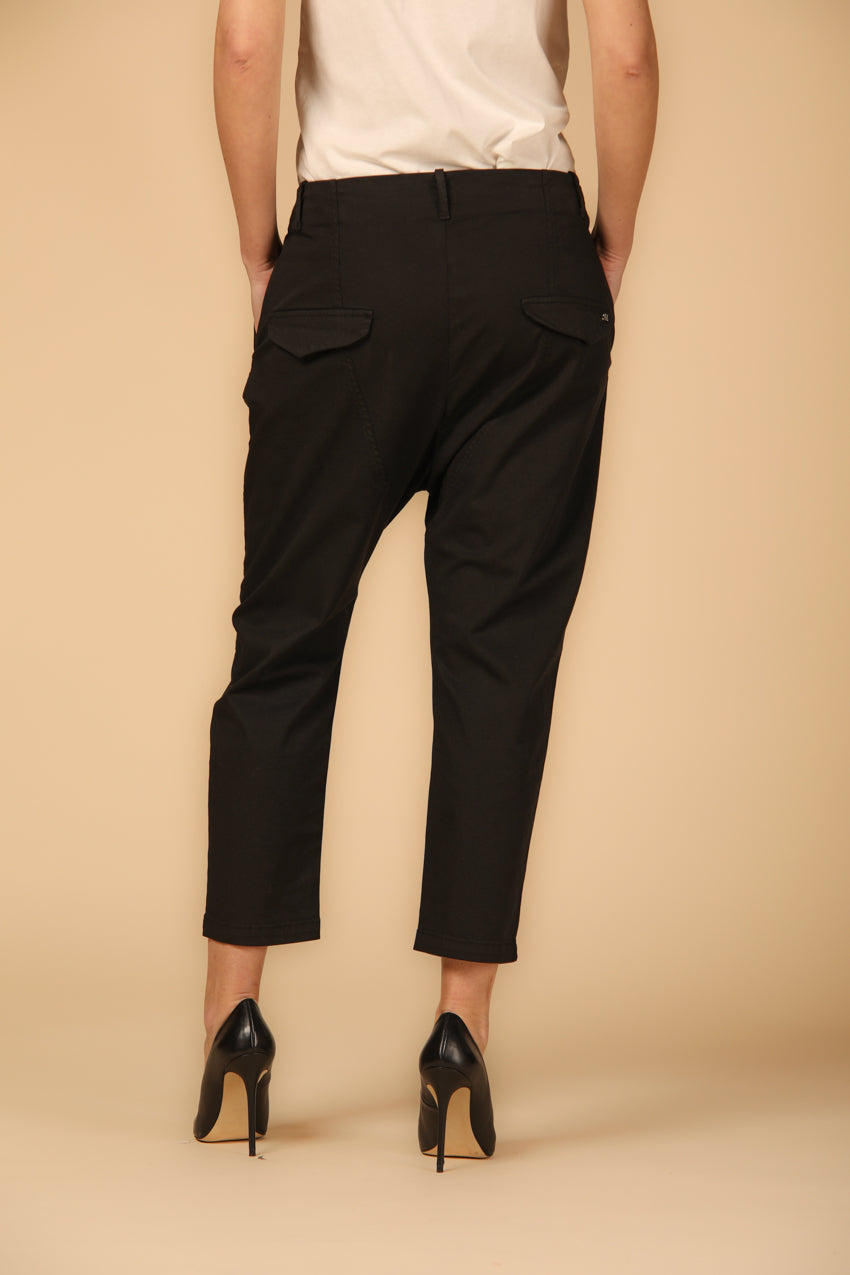 immagine 4 di pantalone chino donna modello Malibu colore nero fit relaxed