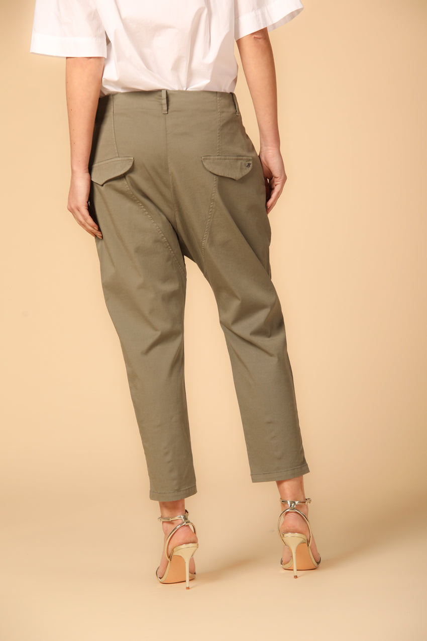 immagine 5 di pantalone chino jogger donna modello Malibu colore verde militare fit relaxed