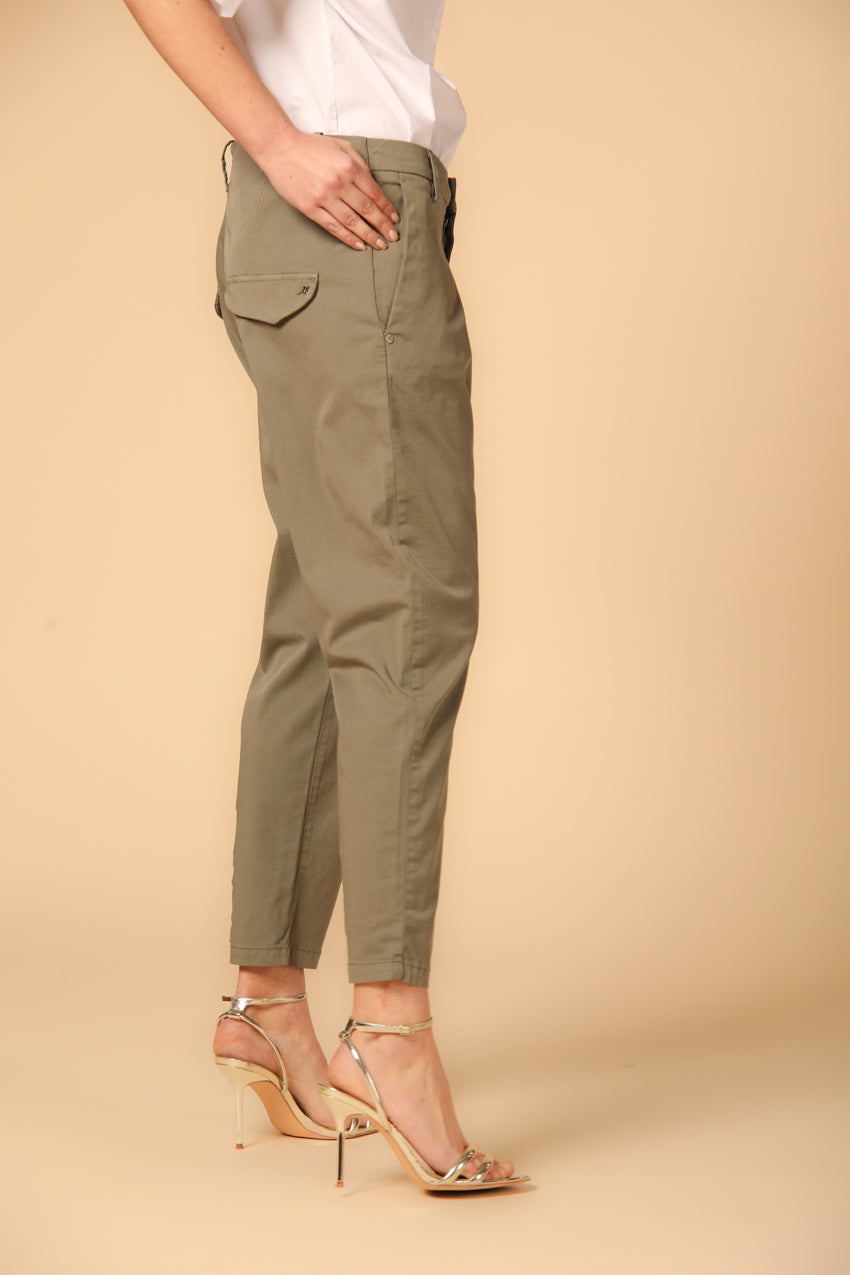 immagine 4 di pantalone chino jogger donna modello Malibu colore verde militare fit relaxed