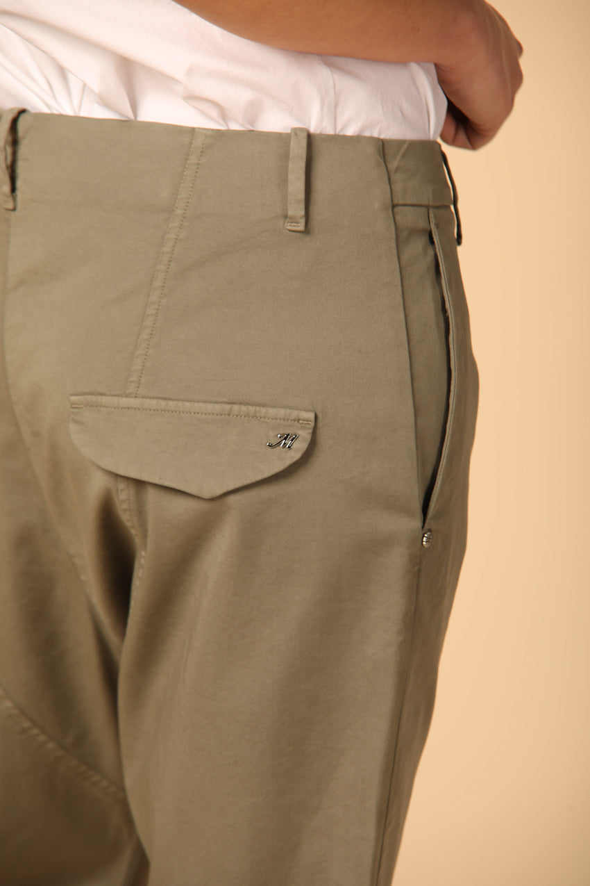 immagine 3 di pantalone chino jogger donna modello Malibu colore verde militare fit relaxed