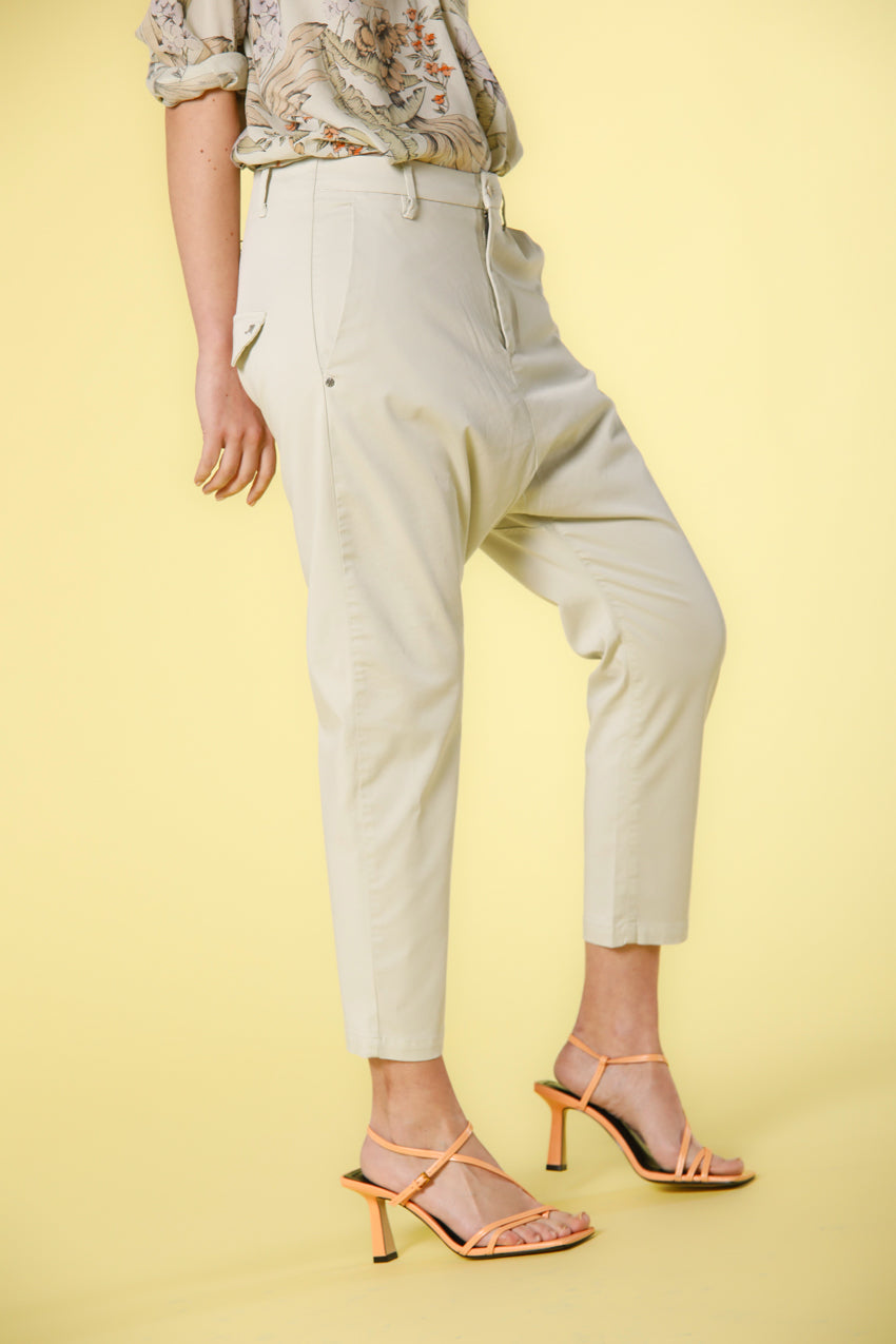 Immagine 4 di pantalone chino jogger donna in gabardina color verdino modello Malibu Jogger di Mason's