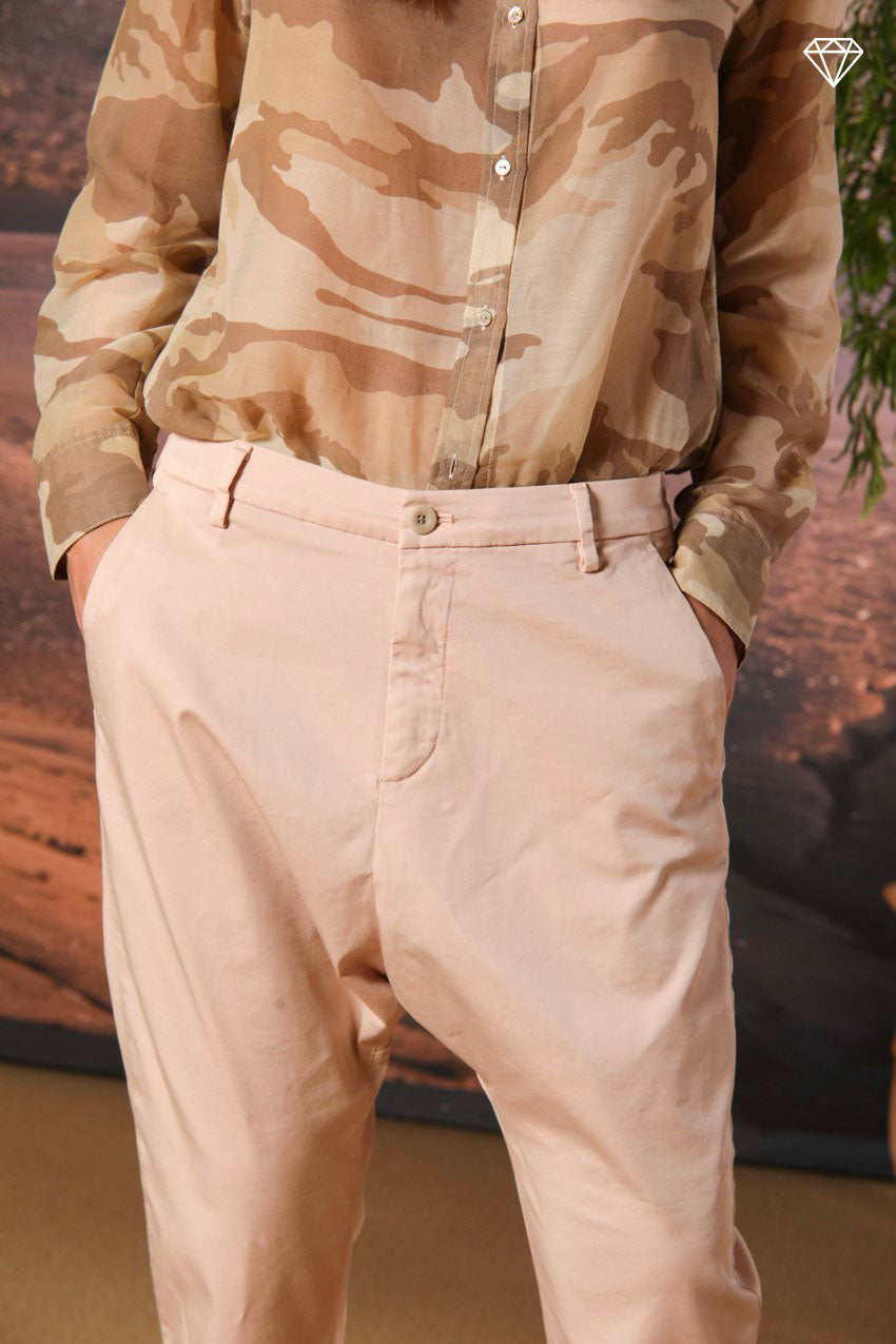 Immagine 3 di pantalone chino donna in gabardina modello Malibu Jogger carrot fit 