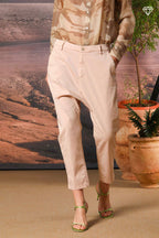 Immagine 1 di pantalone chino donna in gabardina modello Malibu Jogger carrot fit 