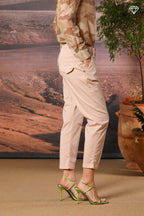 Immagine 4 di pantalone chino donna in gabardina modello Malibu Jogger carrot fit 