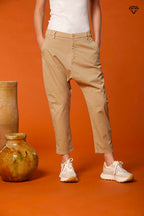 Immagine 1 di pantalone chino donna in gabardina modello Malibu Jogger carrot fit 