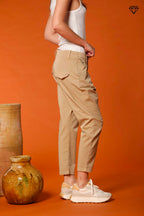 Immagine 3 di pantalone chino donna in gabardina modello Malibu Jogger carrot fit 