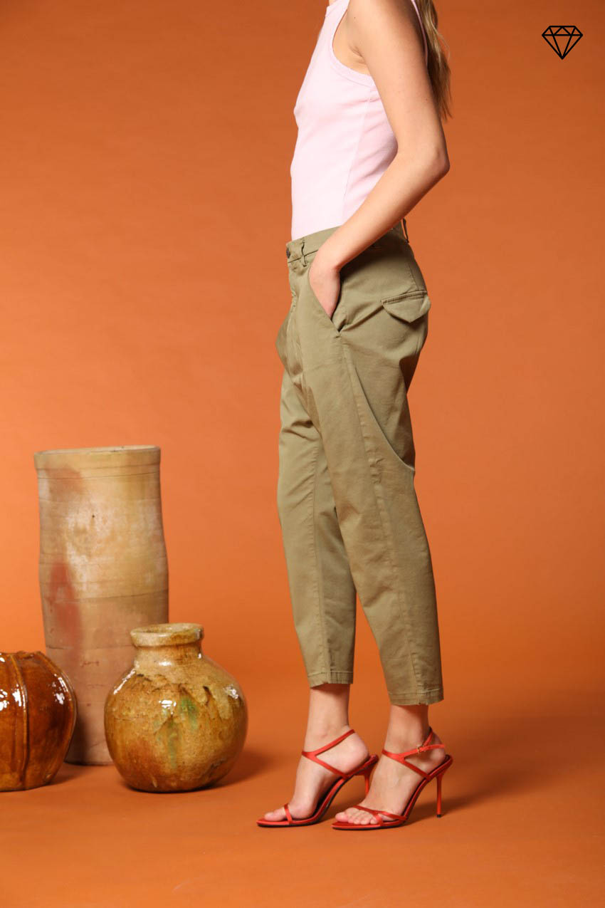 Immagine 4 di pantalone chino donna in gabardina modello Malibu Jogger carrot fit 