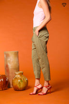 Immagine 4 di pantalone chino donna in gabardina modello Malibu Jogger carrot fit 