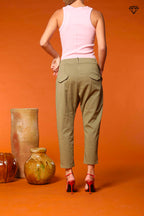 Immagine 5 di pantalone chino donna in gabardina modello Malibu Jogger carrot fit 