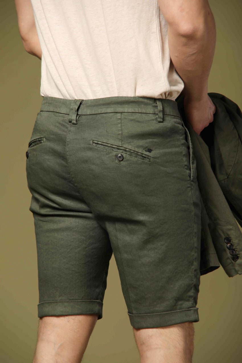 Image 4 de bermuda chino pour homme modèle Osaka 1 Pinces en vert, coupe carotte de Mason's