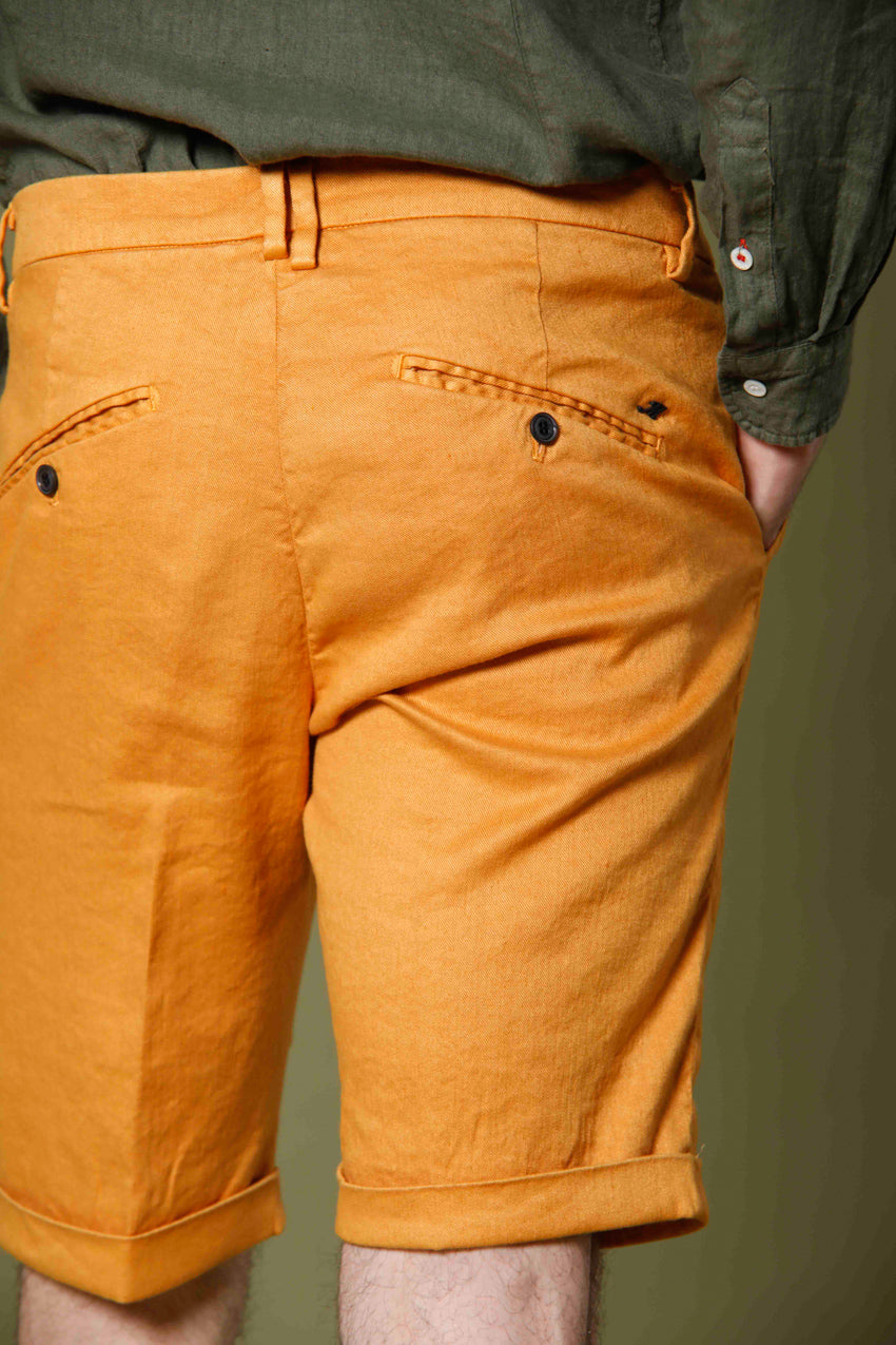 immagine 2 di pantalone bermuda chino uomo in twill di cotone e lino modello osaka 1 pinces colore arancio pavone carrot fit di mason's