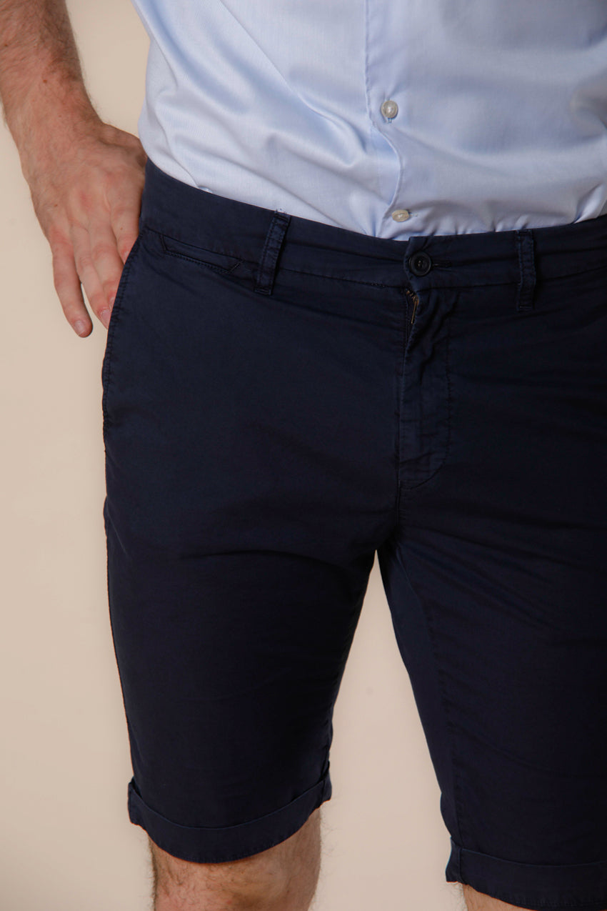 Immagine 3 di bermuda chino uomo in gabardina stretch blu navy modello London di Mason's