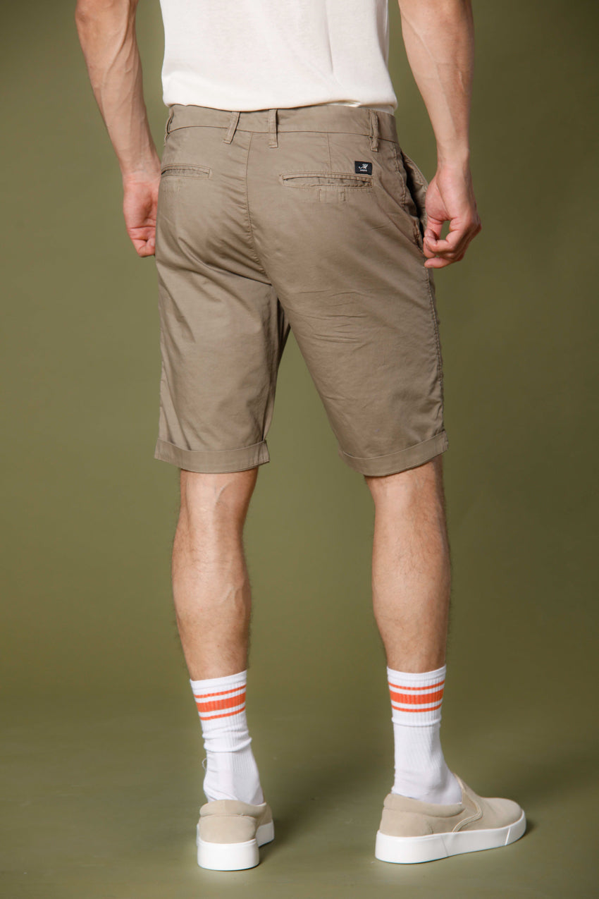 Image 4 du bermuda chino homme en gabardine stretch couleur stucco foncé modéle London par Mason's