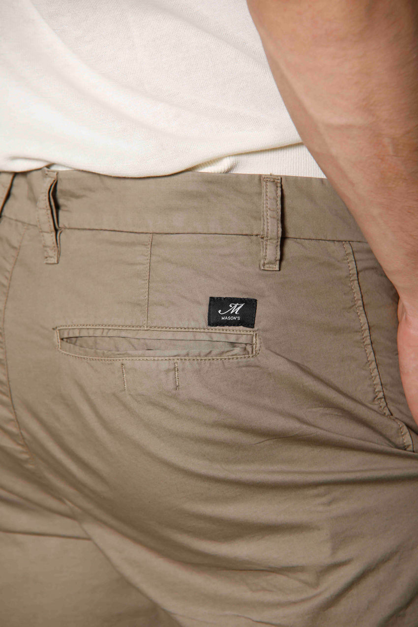 Image 3 du bermuda chino homme en gabardine stretch couleur stucco foncé modéle London par Mason's