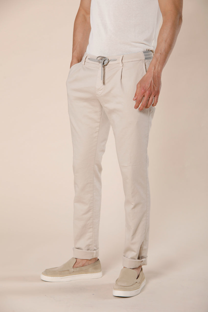 Immagine 4 di pantalone chino jogger uomo in jersey stretch color ghiaccio modello New York Golf 1 Pinces di Mason's