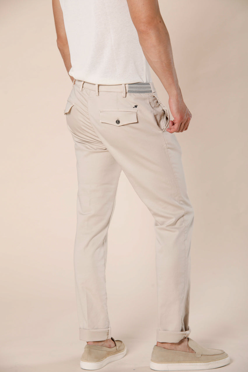 Immagine 3 di pantalone chino jogger uomo in jersey stretch color ghiaccio modello New York Golf 1 Pinces di Mason's