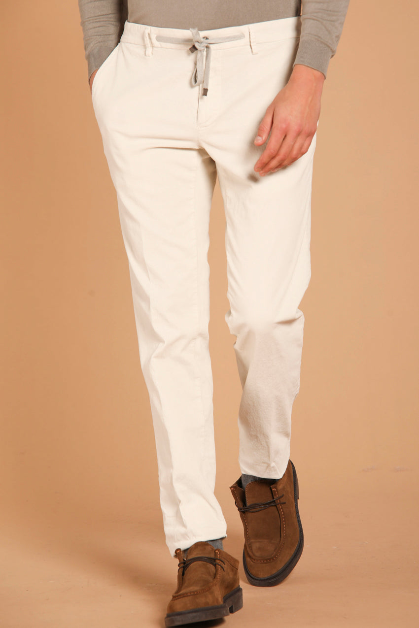 immagine 2 di pantalone chino jogger uomo modello New York String in velliuto, di colore bianco, fit regular di Mason's