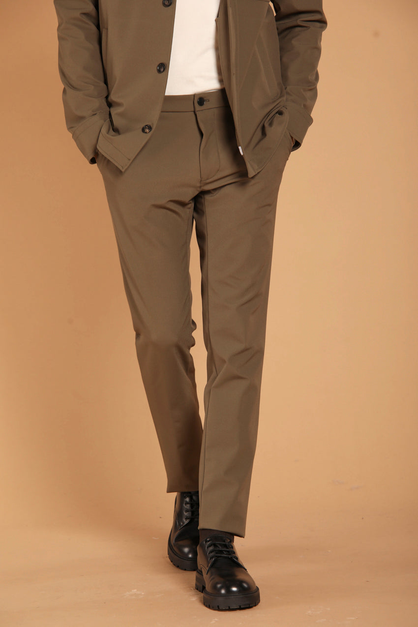 immagine 2 di pantalone chino uomo modello Milano Jog di colore beige extra slim fit di Mason's