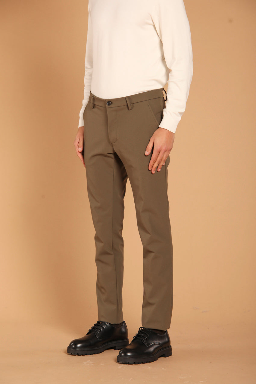 immagine 3 di pantalone chino uomo modello Milano Jog di colore beige extra slim fit di Mason's