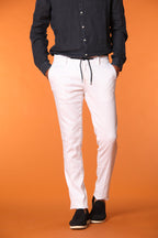 Milano Jogger pantalón de hombre en sarga de lino y algodón extra slim fit