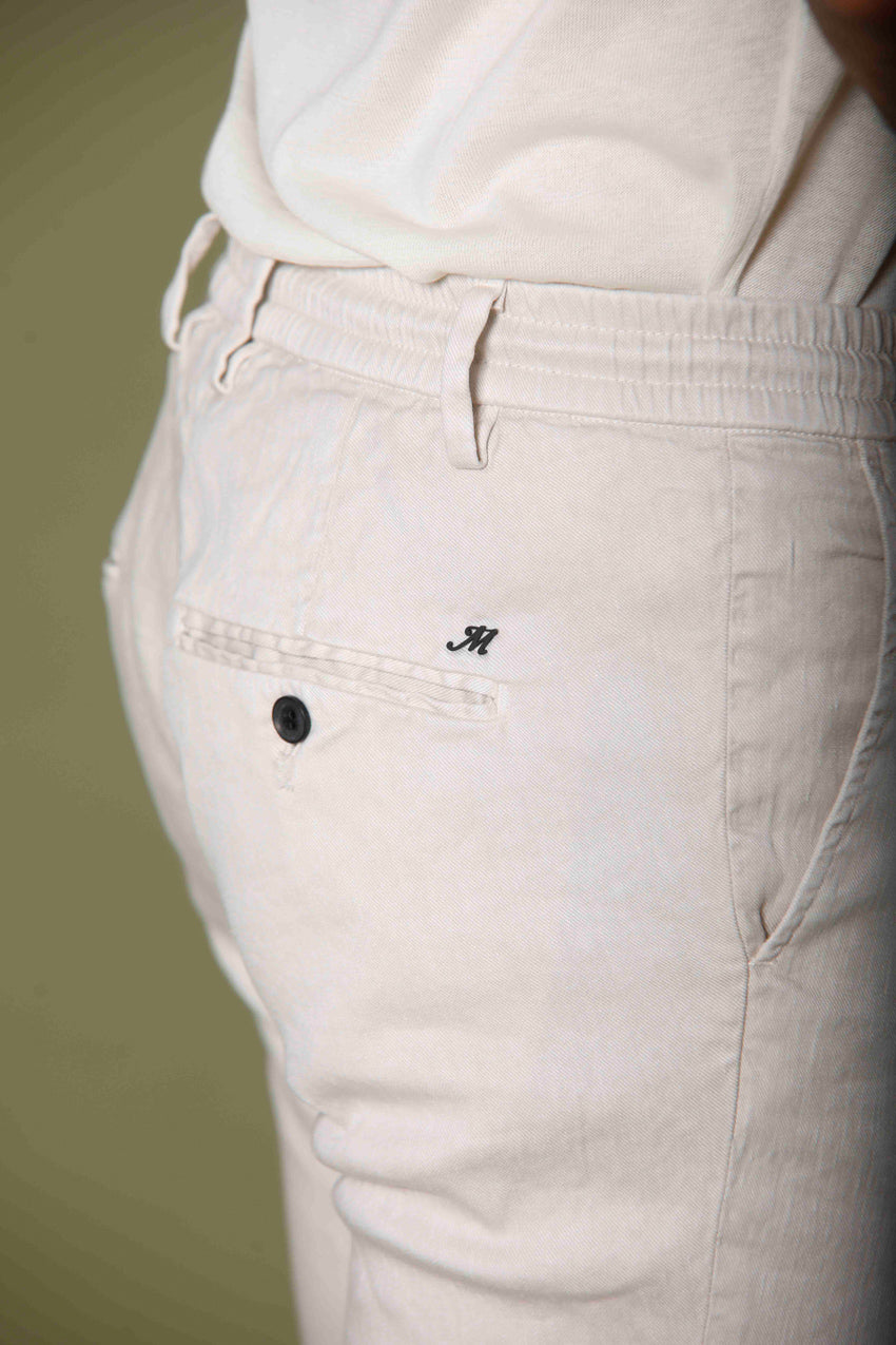 Immagine 3 di pantalone chino jogger uomo in lino e cotone color stucco modello Milano Jogger di Mason's