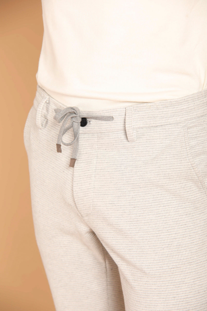 immagine 3 di pantalone chino uomo modello Milano Jogger, colore grigio medio, fit extra slim di mason's