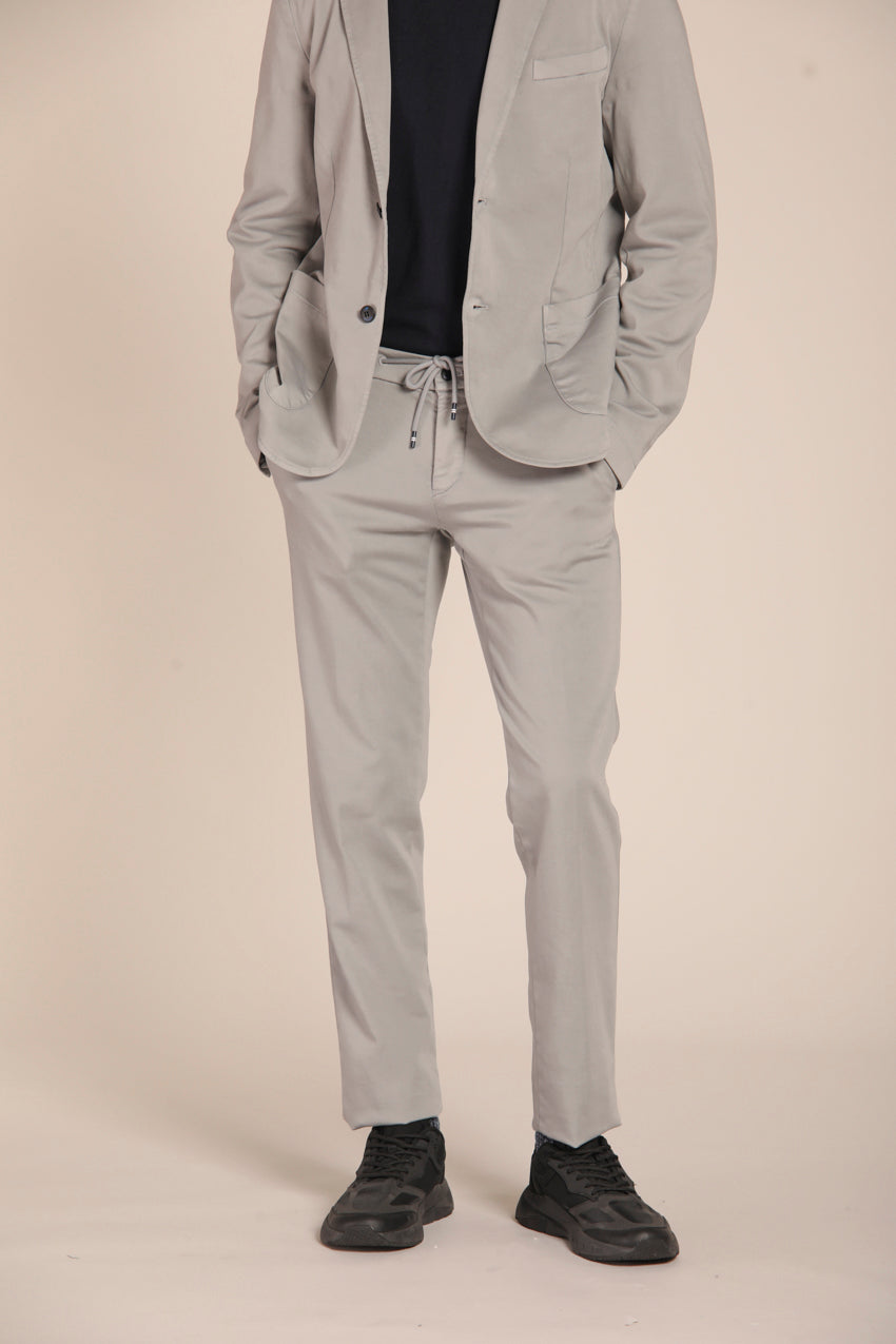 immagine 2 di pantalone chino jogger uomo modello Milano Travel di colore grigio, fit extra slim di Mason's