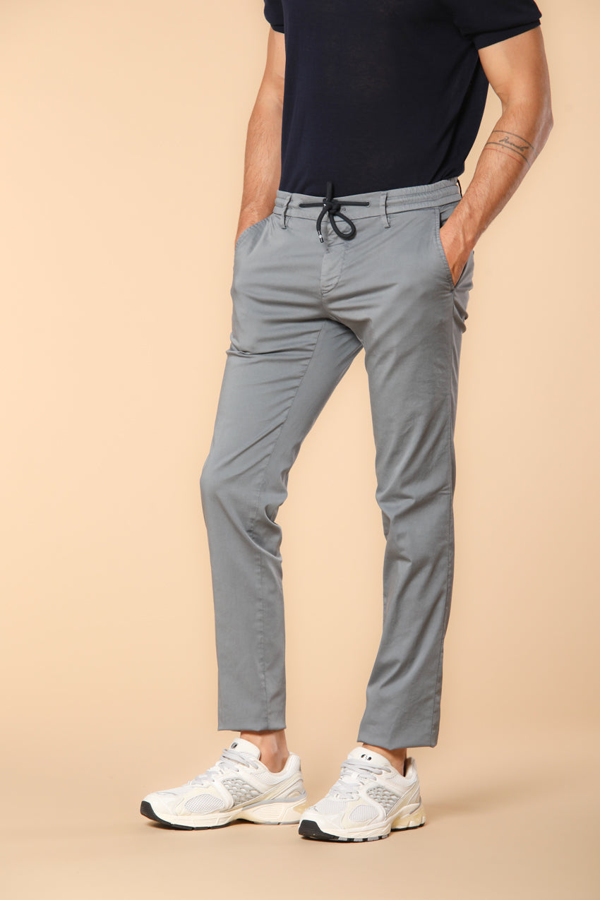 Milano Jogger Travel pantalón chino jogger para hombre en satén técnico travel stretch extra slim fit