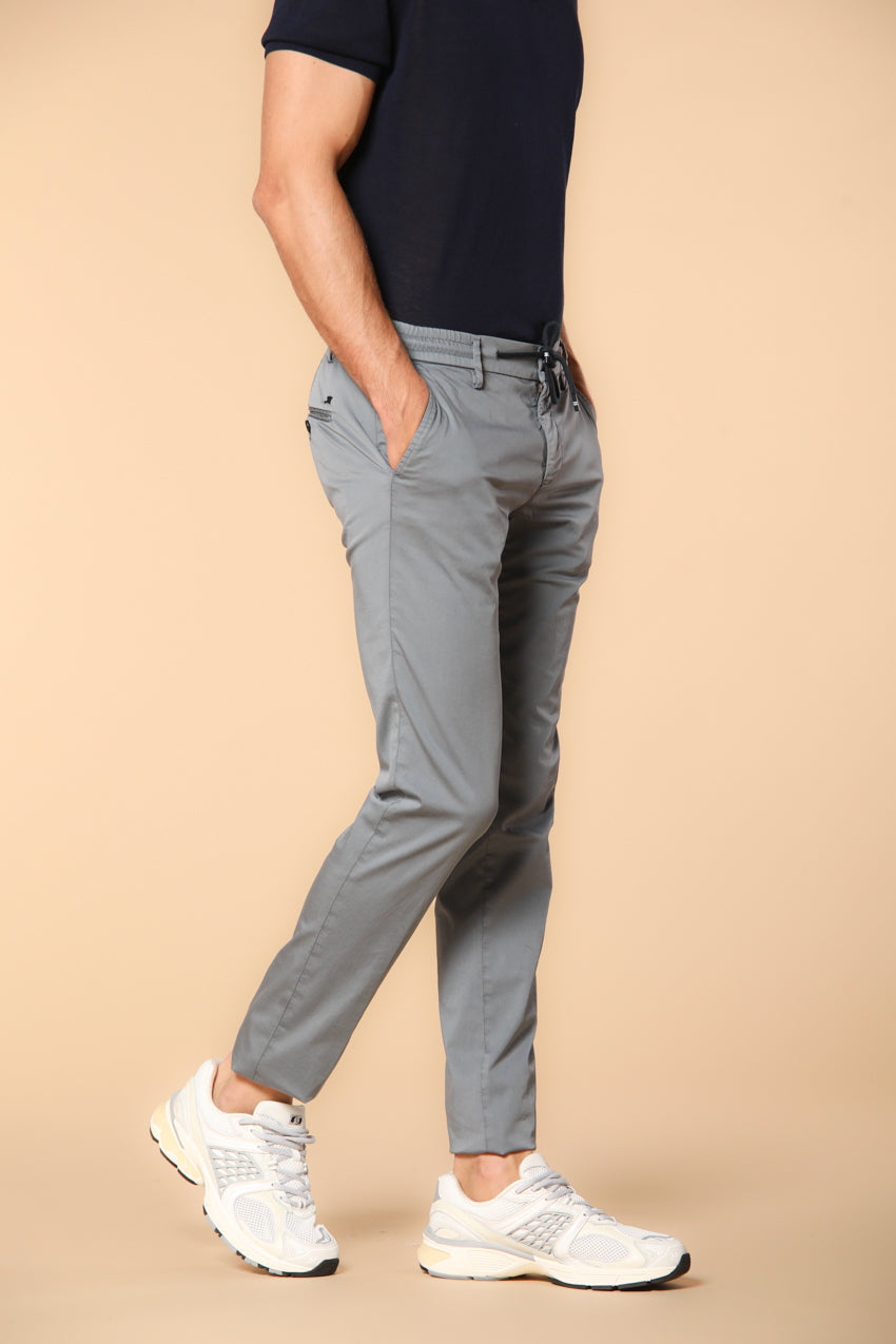 Milano Jogger Travel pantalón chino jogger para hombre en satén técnico travel stretch extra slim fit