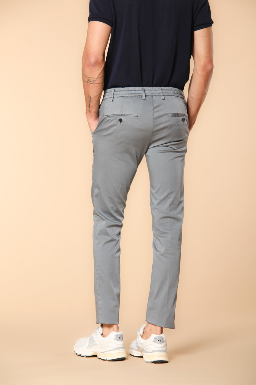 Milano Jogger Travel pantalón chino jogger para hombre en satén técnico travel stretch extra slim fit