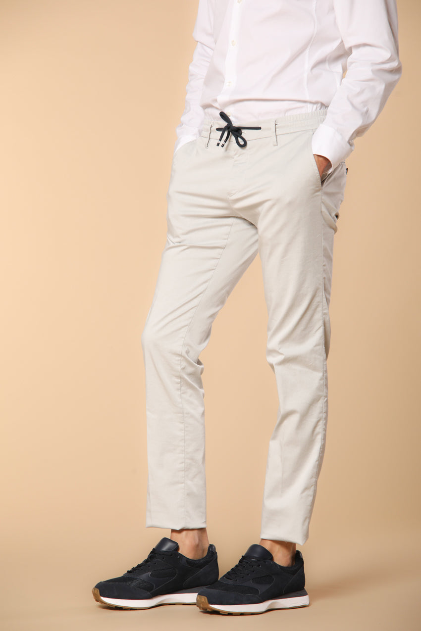 Milano Jogger Travel pantalon chino jogger homme en satin technique travel stretch coupe Extra Slim