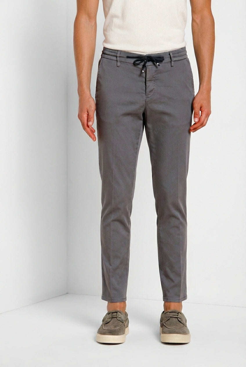 Milano Jogger Travel pantalón chino hombre en satén técnico travel stretch extra slim fit