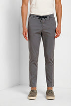 Milano Jogger Travel pantalón chino hombre en satén técnico travel stretch extra slim fit