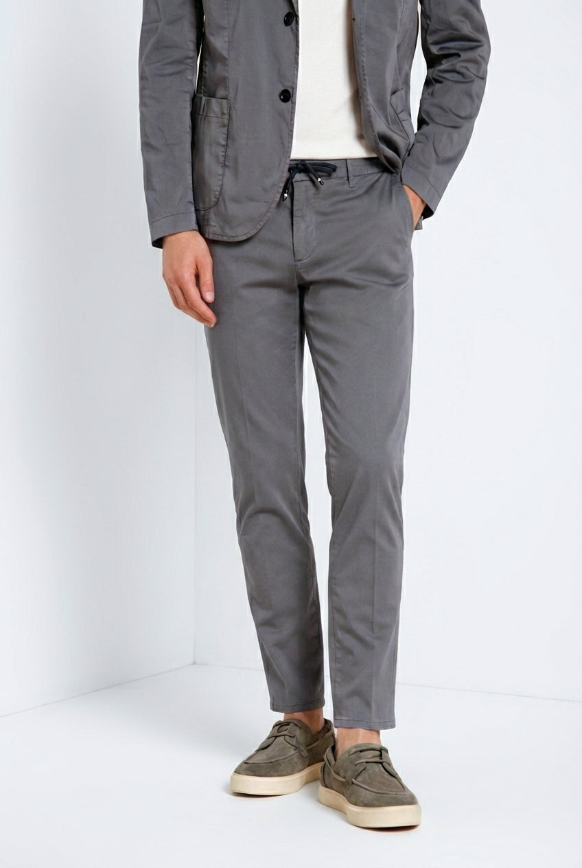 Milano Jogger Travel pantalón chino hombre en satén técnico travel stretch extra slim fit