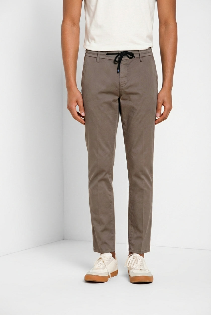 Milano Jogger Travel pantalón chino hombre de satén técnico travel stretch extra slim fit