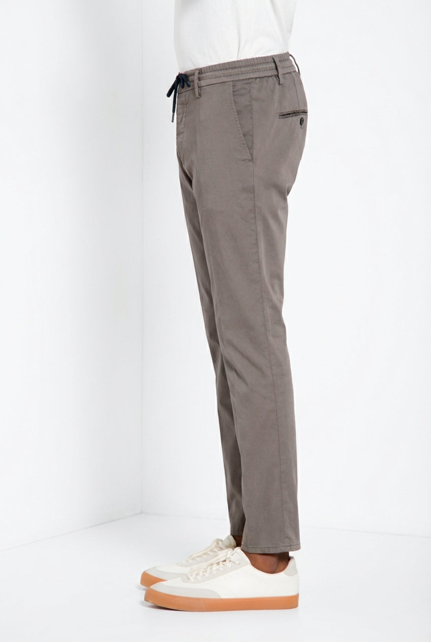 Milano Jogger Travel pantalón chino hombre de satén técnico travel stretch extra slim fit
