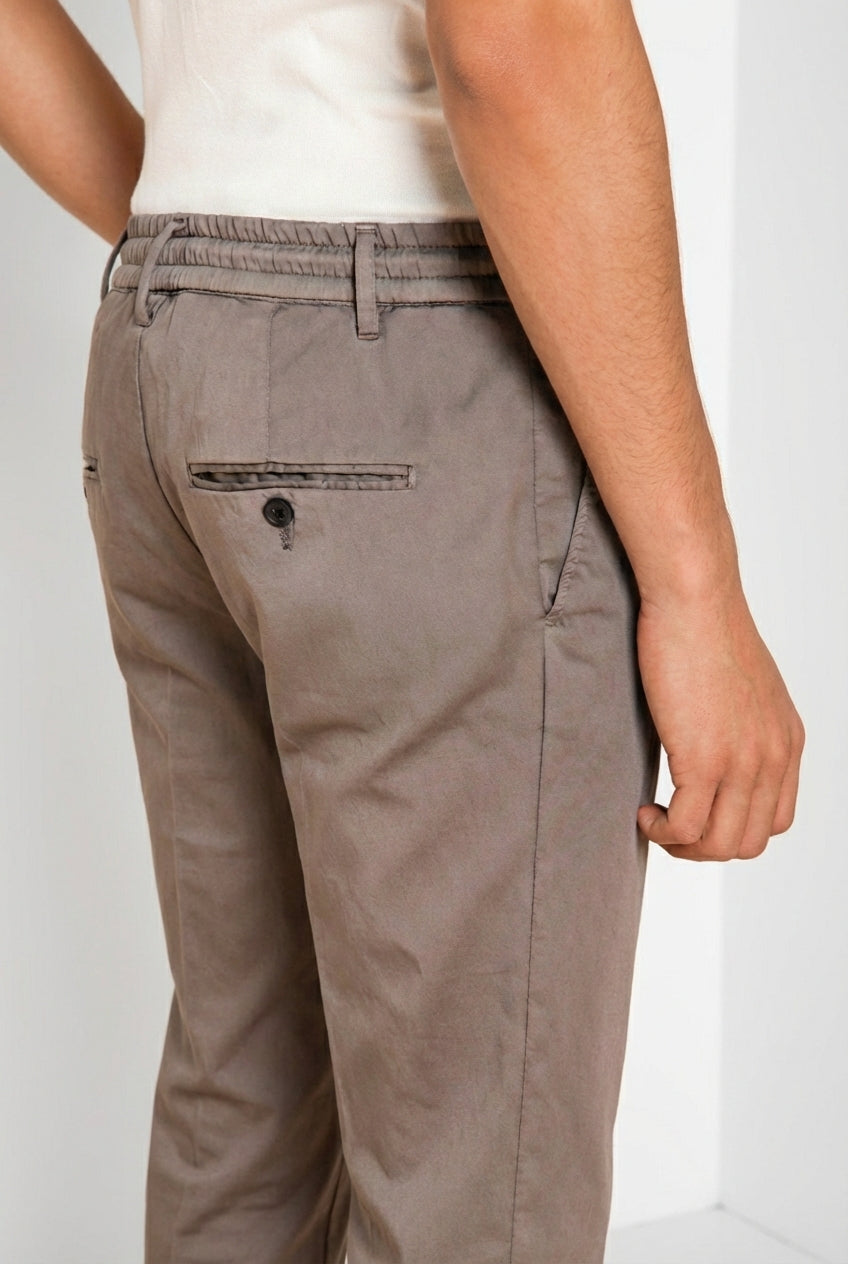 Milano Jogger Travel pantalón chino hombre de satén técnico travel stretch extra slim fit