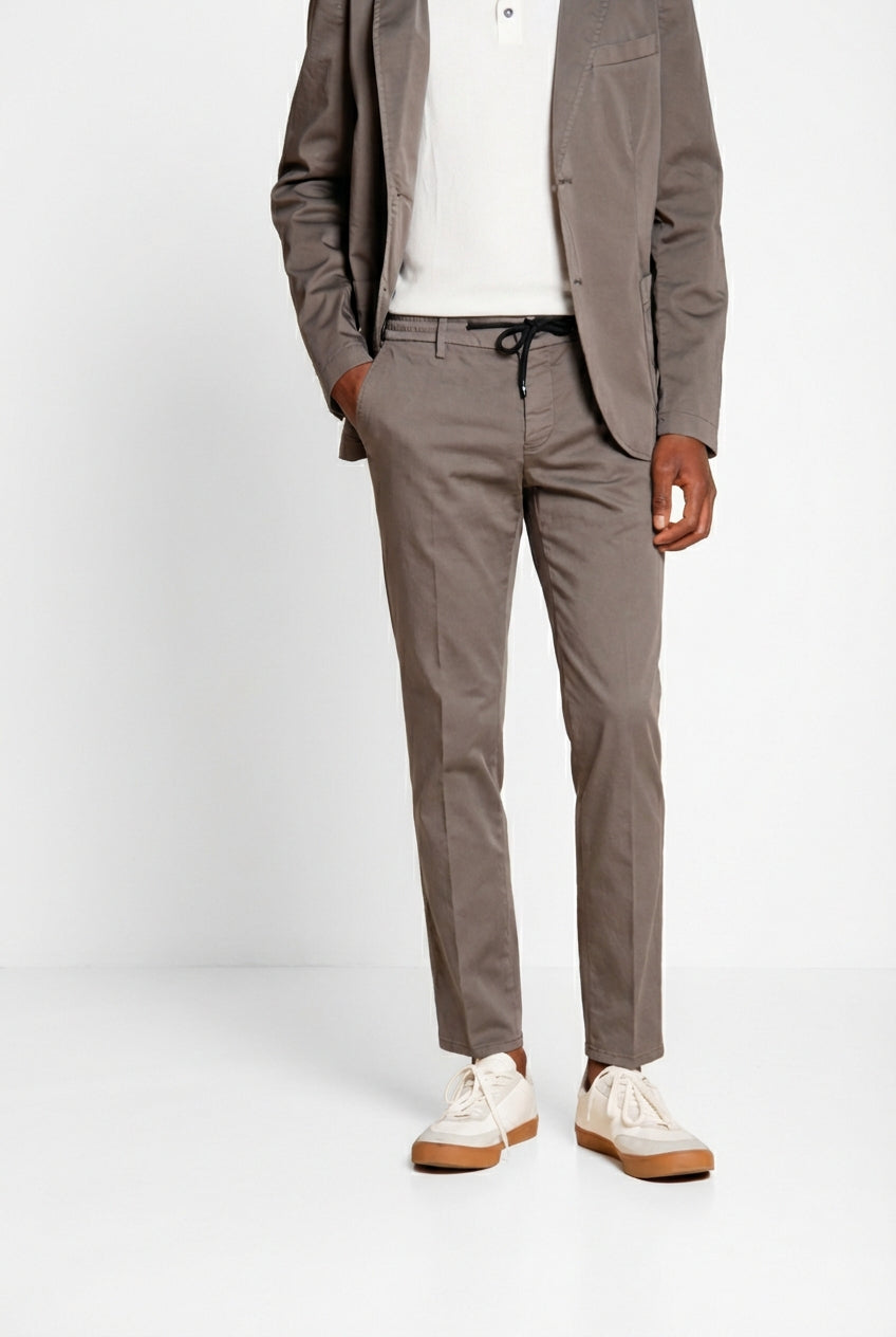 Milano Jogger Travel pantalón chino hombre de satén técnico travel stretch extra slim fit